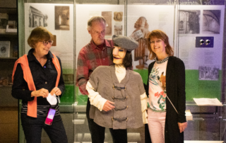 Claudia Baumbusch, Raphael Mürle und Angelika Drescher mit Johannes Reuchlin als Puppe.