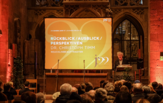 Doktor Christoph Timm bei der Abschlussveranstaltung des Reuchlinjahrs 2022 in der Schloßkirche Sankt Michael